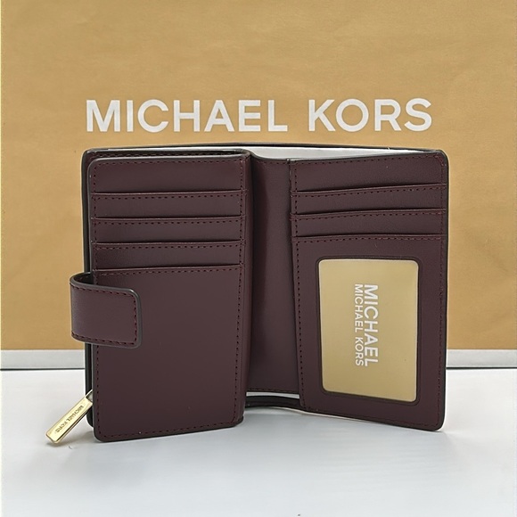 Michael Kors Jet Set Medium Two-Tone
Logo Wallet
Wallet
Color: Oxblood Multi - Picture 8 of 13